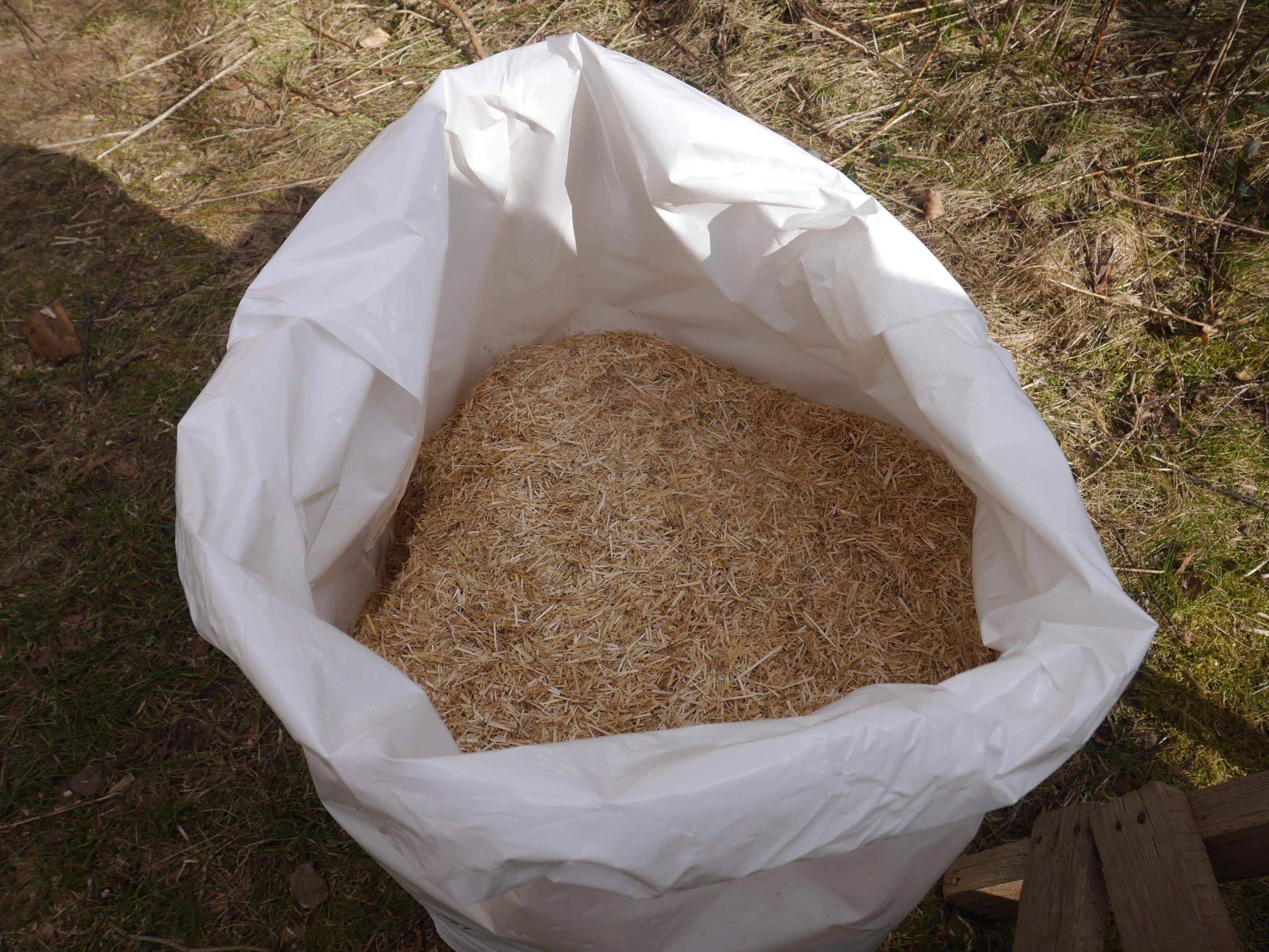 Ein Sack voll Stroh Offener Sack mit Iso-Stroh