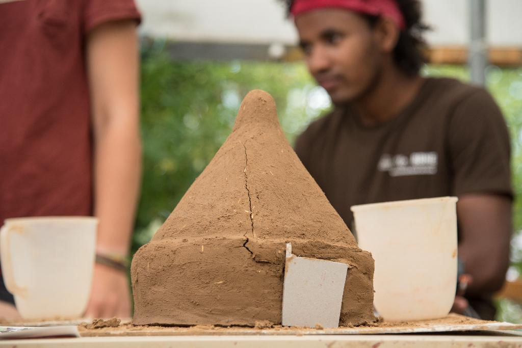 Im interkulturellen Austausch entstehen neue kreative Lehmofenmodelle Interkulturell entstehen neue kreative Lehmofenmodelle