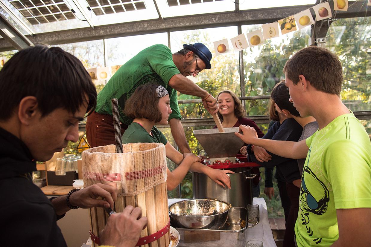 Beim Wangeliner Workcamp wird selbst Apfelsaft hergestellt.