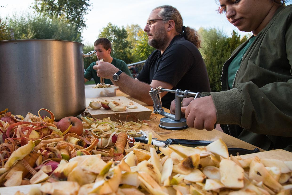 Beim Wangeliner Workcamp werden riesige Mengen an  Äpfeln geschält.
