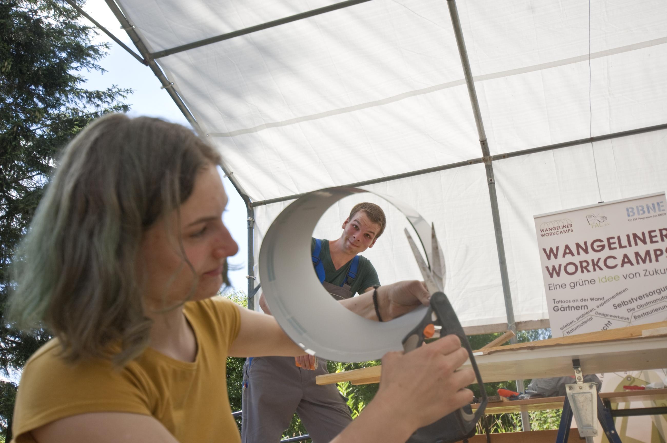 Eine junge Frau im künstlerischen Tun beim Wangeliner Workcamp
