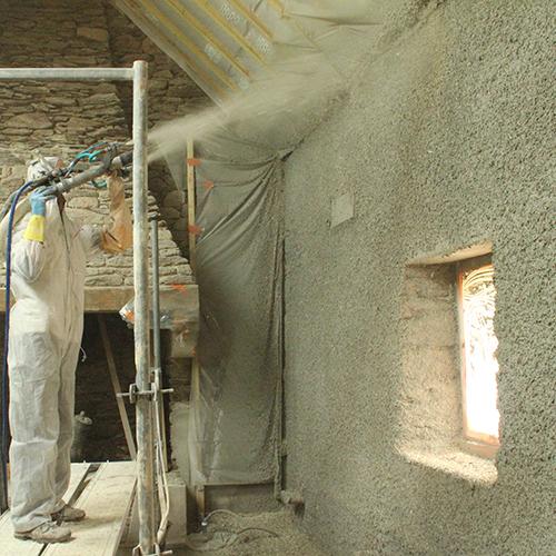 Handwerker beim Hanf-Kalk-Spritzverfahren, welches beim Europäischn Lehmbautag in Wangelin vorgestellt wird