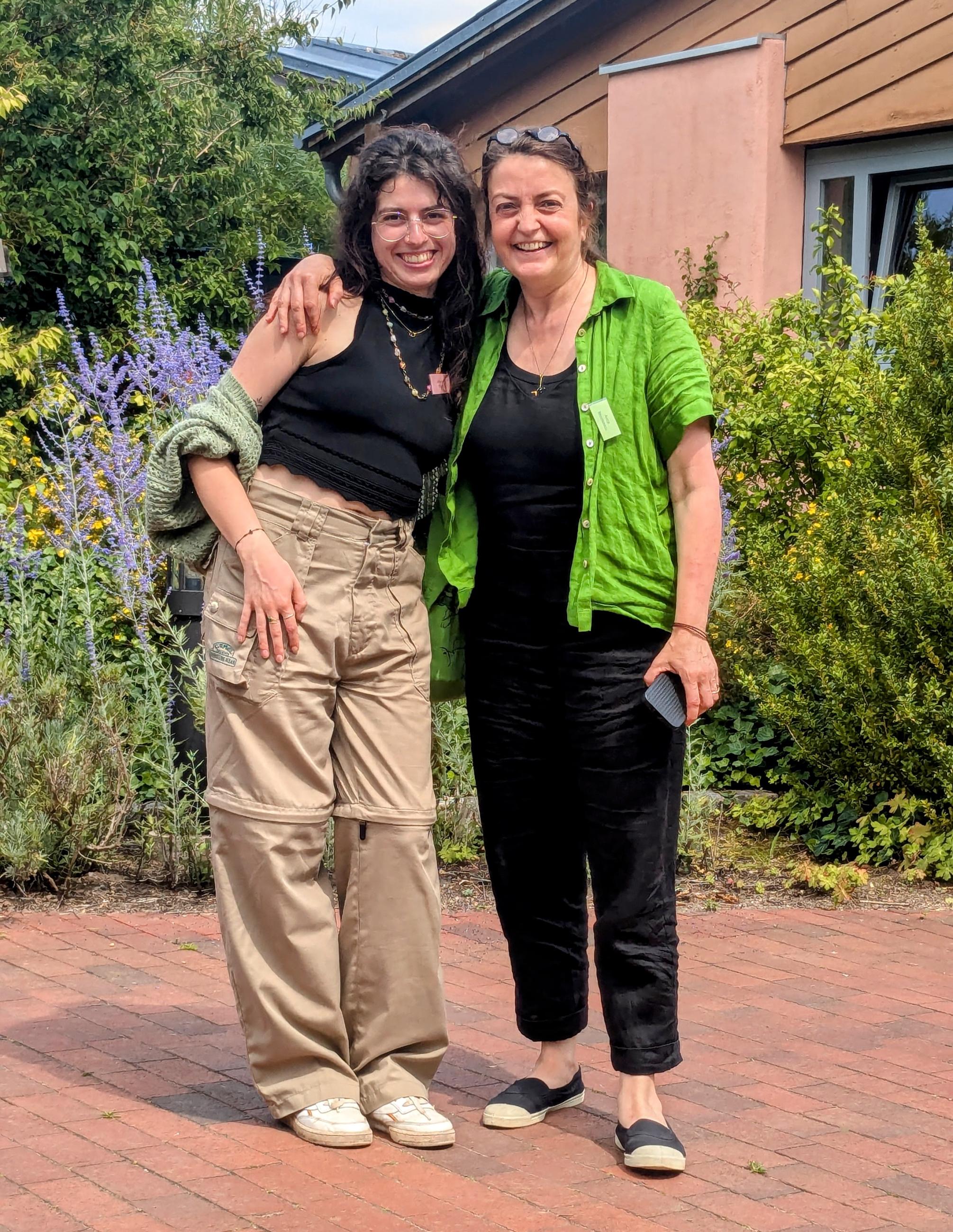 Johanna Skalet von der EBL mit Anca Nicolaescu