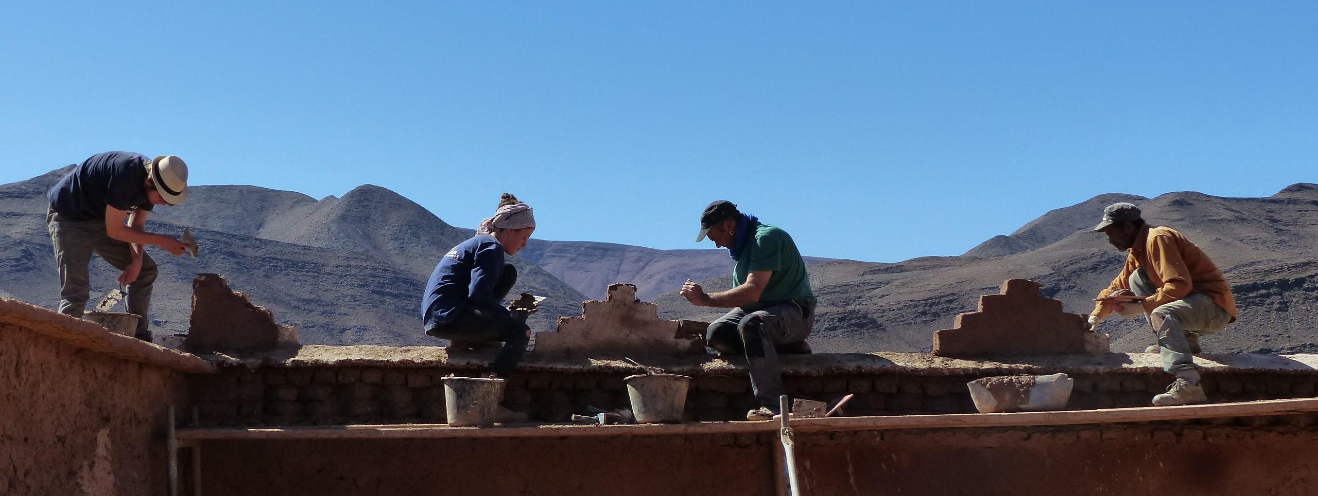 Lehmbau Workshop: Arbeit an den Burgzinnen des Kasbah Tamnougalt Arbeit an den Burgzinnen des Kasbah Tamnougalt