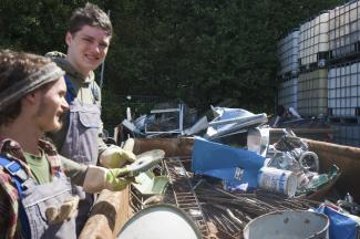 Junge Menschen auf der Suche nach gebrauchten Materialien für das Wangeliner Workcamp Upcycling