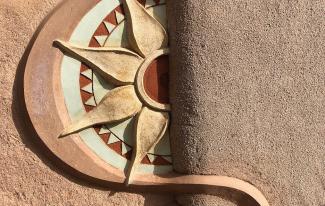 Kunst aus natürlichen Bauststoffen