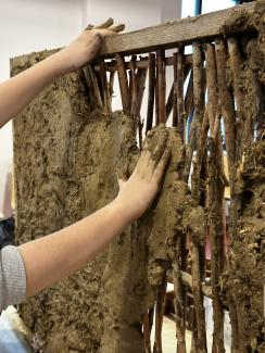 Geflecht mit Lehm bestreichen