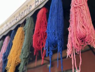 Farbenfrohe Waren auf Marrakeschs Märkten