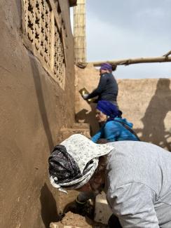 Putzarbeiten an der Kasbah